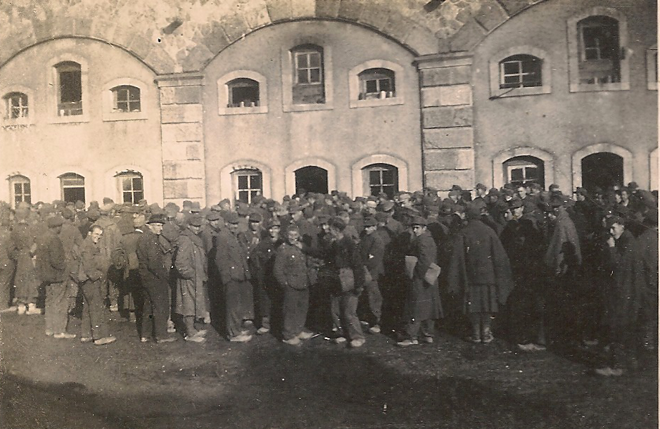 Prisonniers allemands devant la caserne
